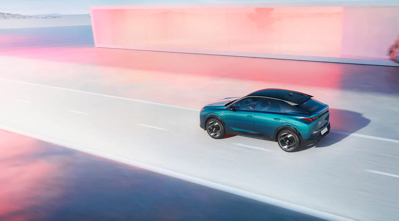 Peugeot E-3008 in Blau von oben, während der Fahrt
