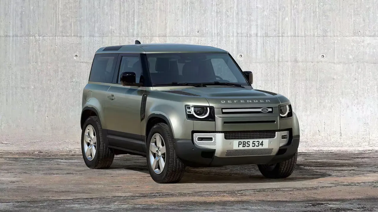 Defender 75th in Grün vor einer Betonwand