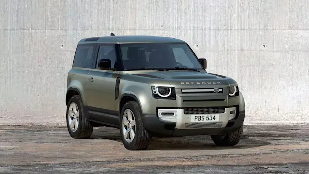 Defender 75th in Grün vor einer Betonwand