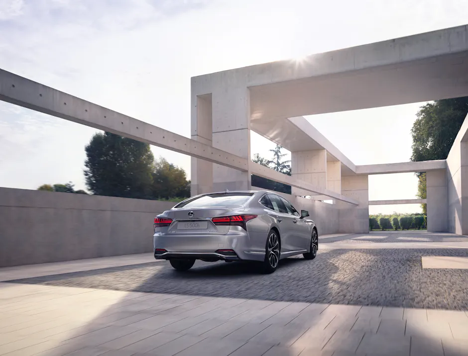 Lexus LS Back