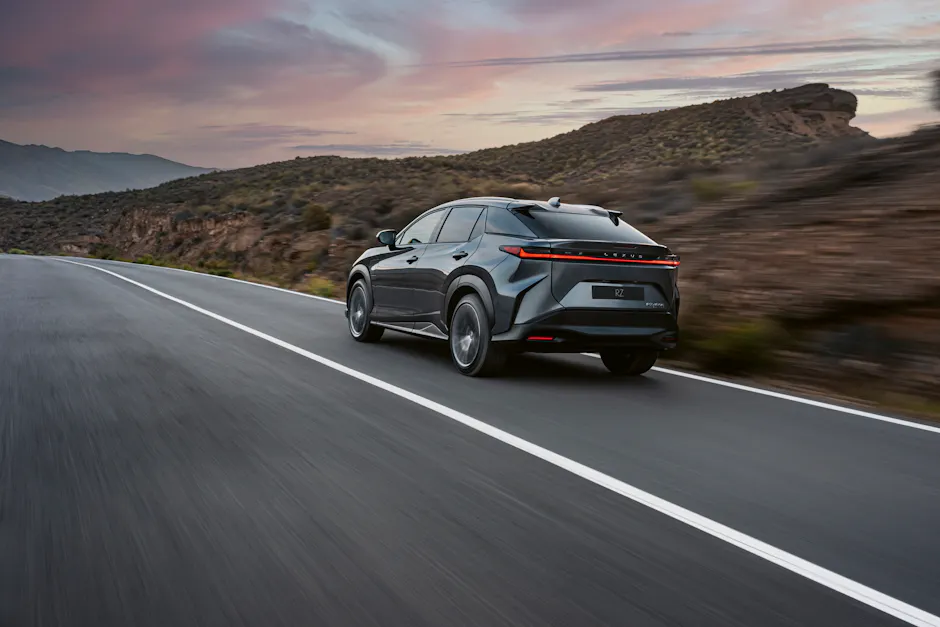 Lexus RZ während der Fahrt in einer schönen Wüstenlandschaft