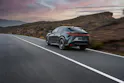 Lexus RZ während der Fahrt in einer schönen Wüstenlandschaft