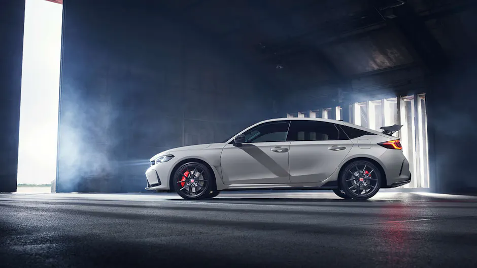 Honda Civic Type R: è alimentata da un potente motore turbo da 2,0 litri con una potenza di 329 CV.