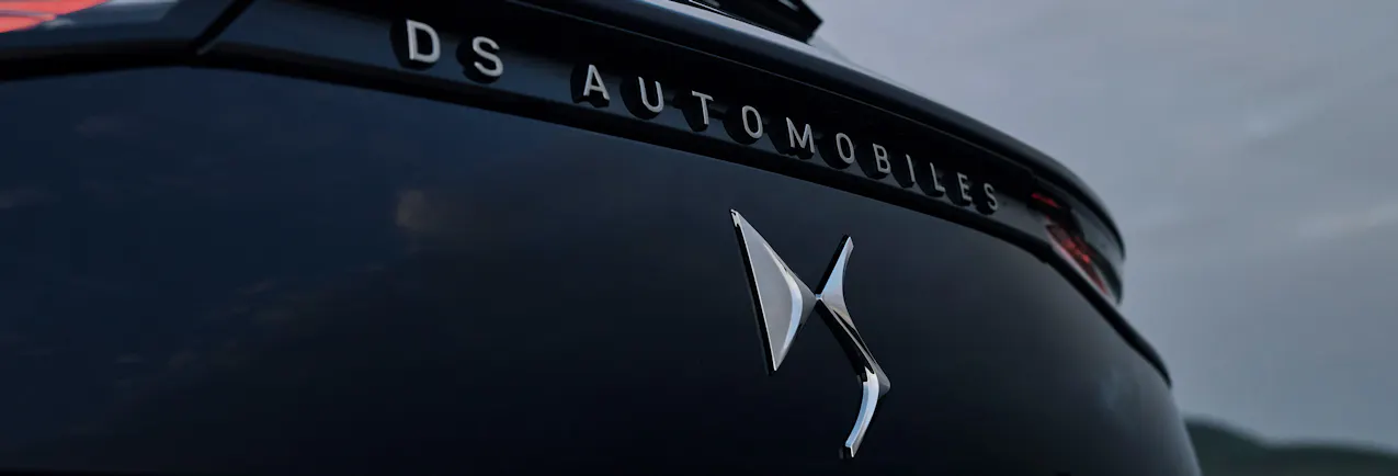 Primo piano del logo DS Automobiles