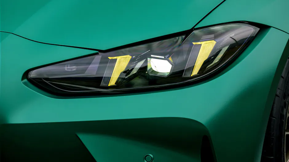 Primo piano del faro della nuova BMW M4 CS