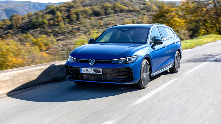 Blauer VW Passat von aussen