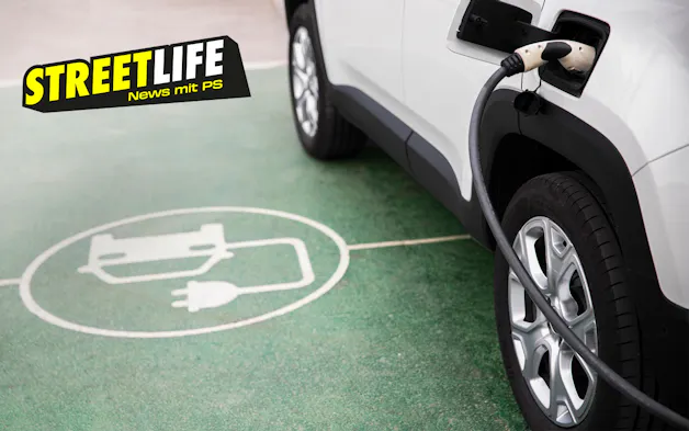 Elektroauto auf Elektroparkplatz an Ladestation