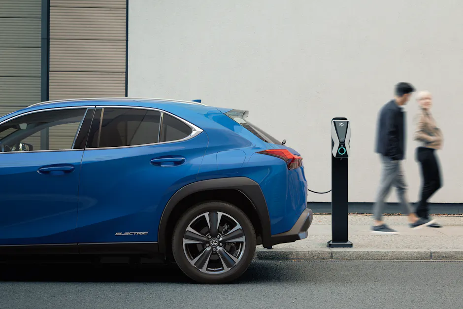 Lexus bleue à une borne de recharge en ville