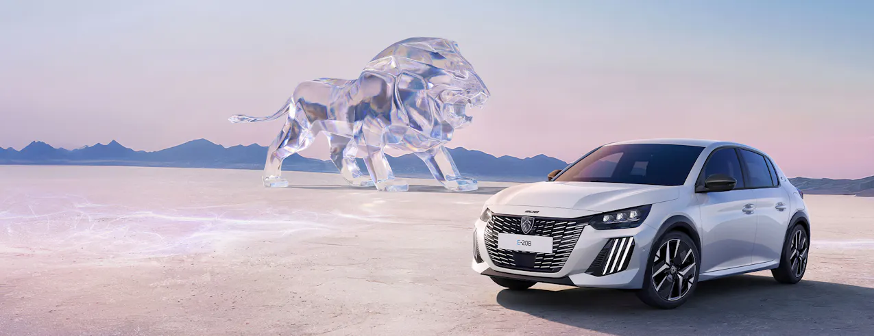 Peugeot E-208 en blanc, lion Peugeot en verre en arrière-plan