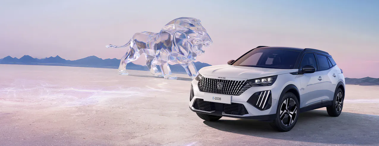 Peugeot E-2008 in Weiss, Peugeot-Löwe aus Glas im Hintergrund
