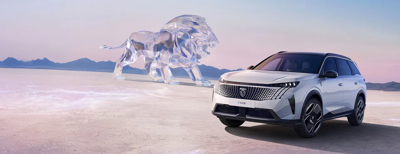 Peugeot E-5008 en blanc, lion Peugeot en verre en arrière-plan