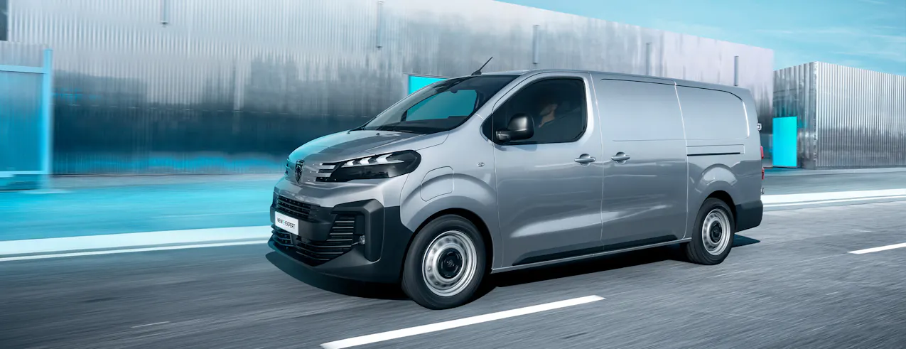 Peugeot E-Expert gris, prise de vue latérale en mouvement