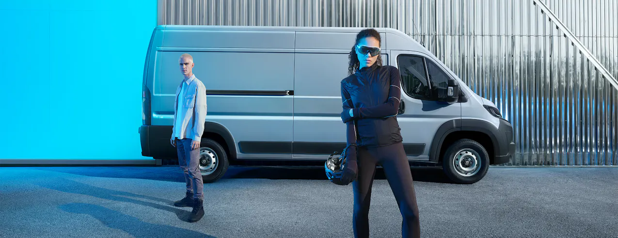 Personnes en tenue de sport, Peugeot Boxer vu de côté en arrière-plan