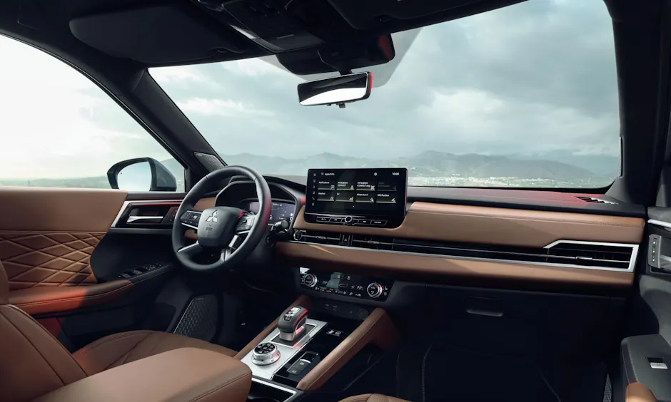 Abitacolo, console centrale e infotainment del Mitsubishi Outlander