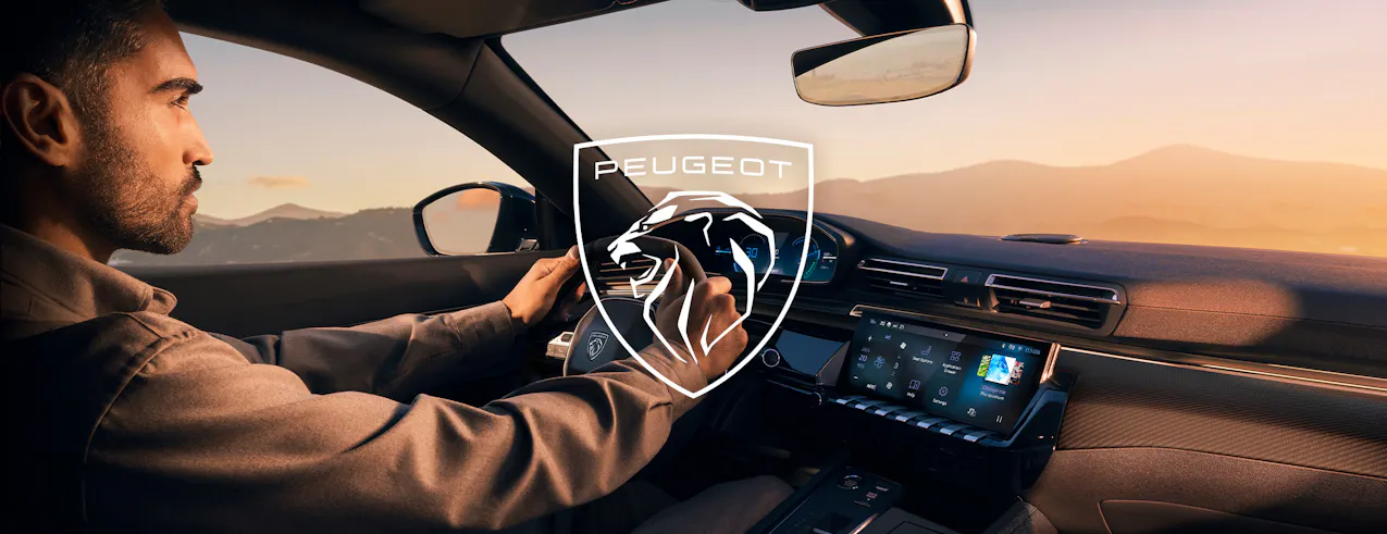 Logo Peugeot bianco, interni 308 sullo sfondo