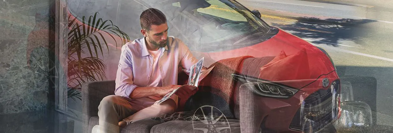 Toyota Relax, l'homme lit la brochure sur le canapé
