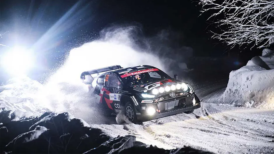 Toyota GR à la dérive dans les virages, sur la neige et la nuit