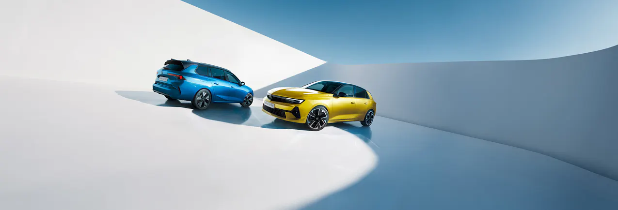 Opel Astra in blu e giallo, cielo blu