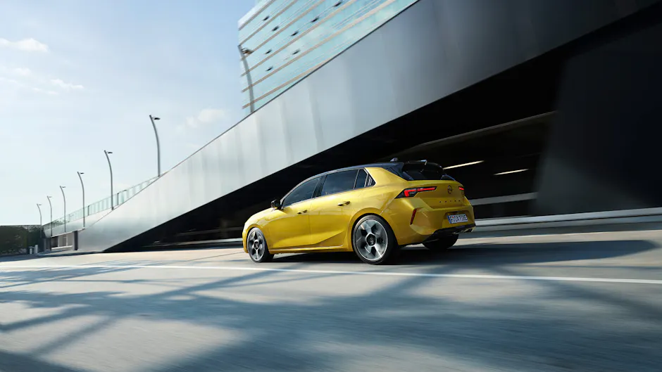 Opel Astra elettrica in giallo, cielo blu