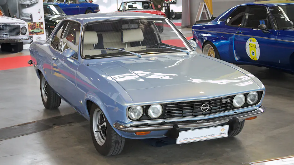 Opel Manta in azzurro