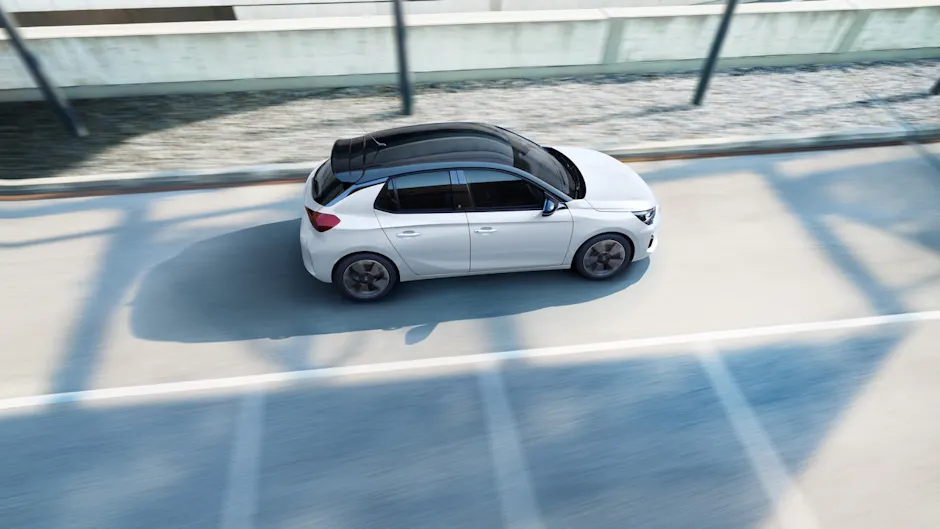 Opel Corsa bianca da viaggio dall'alto