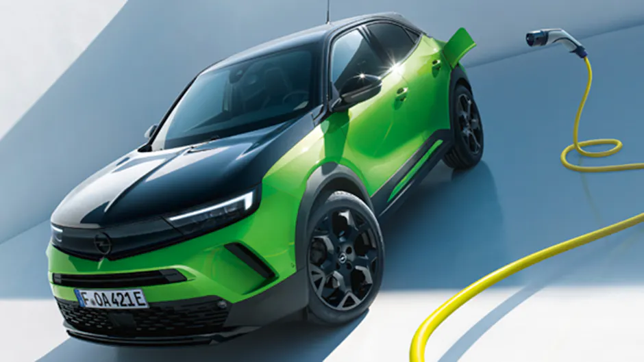 Opel Mokka T in verde durante la ricarica