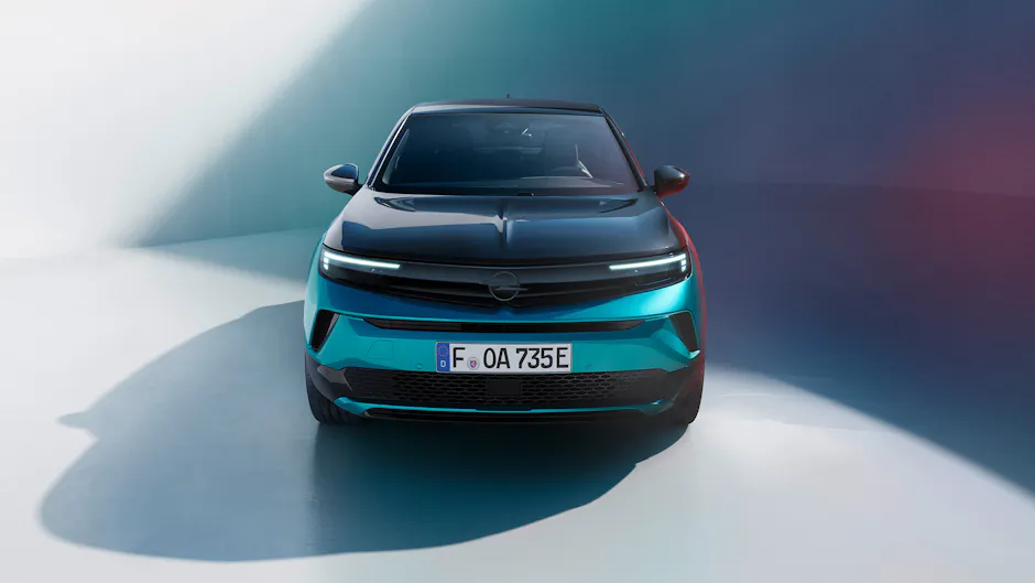 Parte anteriore di Opel Mokka blu, Opel Vizor con luci a LED