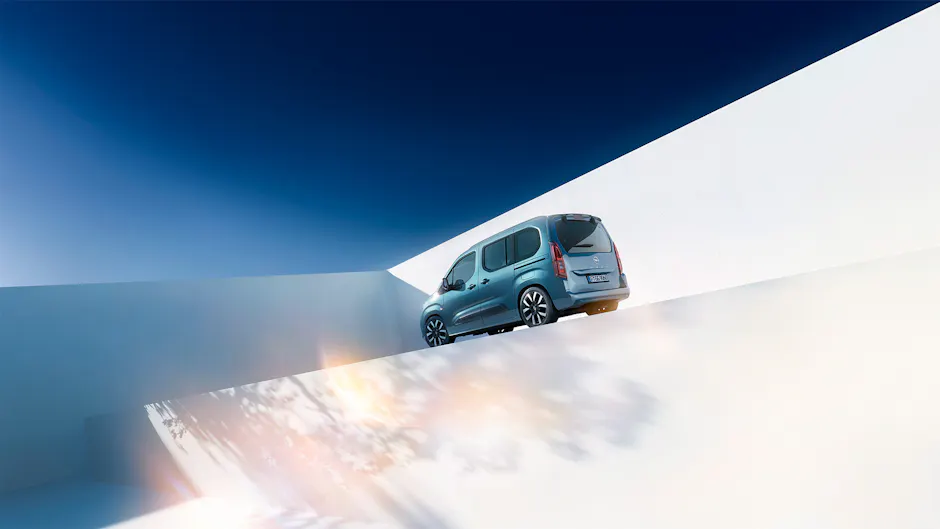 Opel Combo blu, vista posteriore laterale