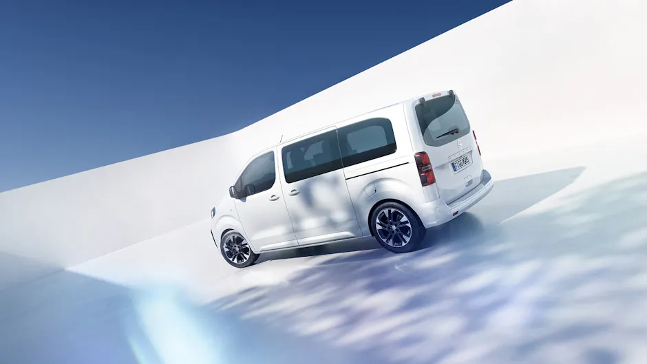 Weisser Opel Zafira, seitliche Rückansicht