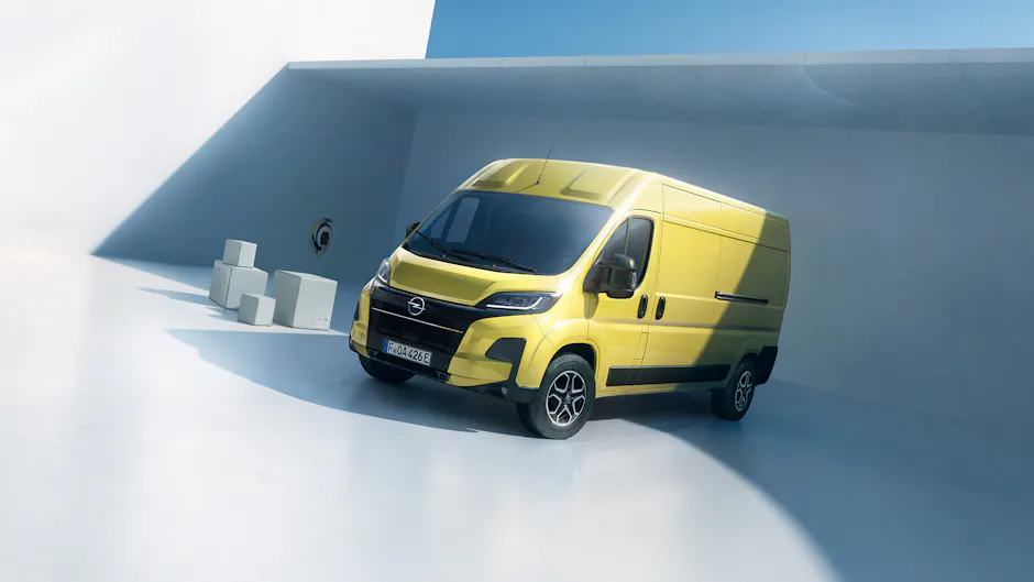 Opel Movano Electric jaune, boxes et station de recharge en arrière-plan