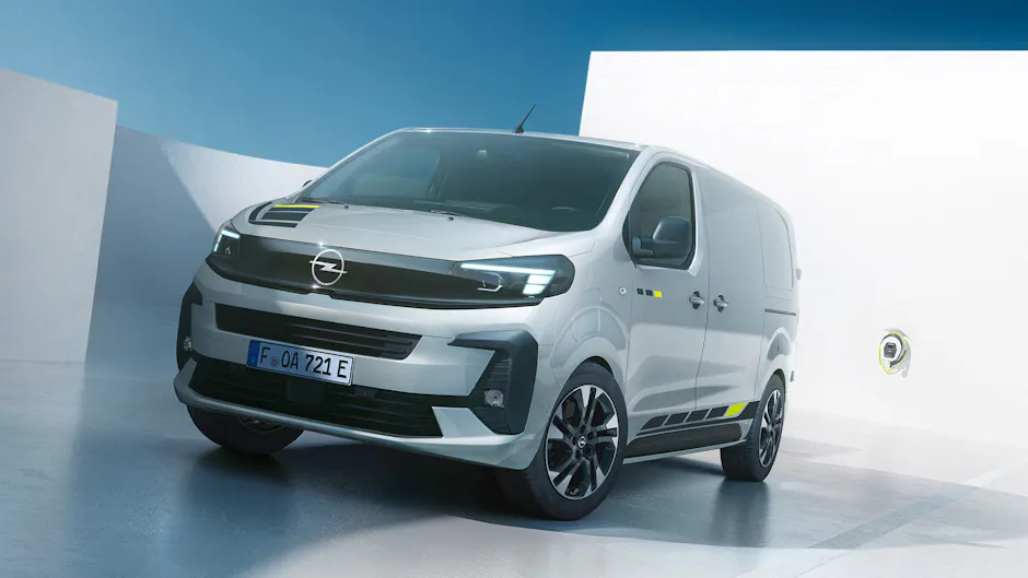 Opel Vivaro Electric grigio, stazione di ricarica sullo sfondo