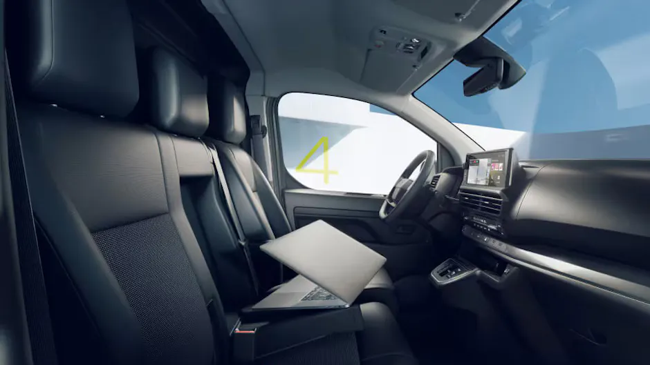 Interno di Opel Vivaro, laptop sul sedile, spazio di lavoro mobile