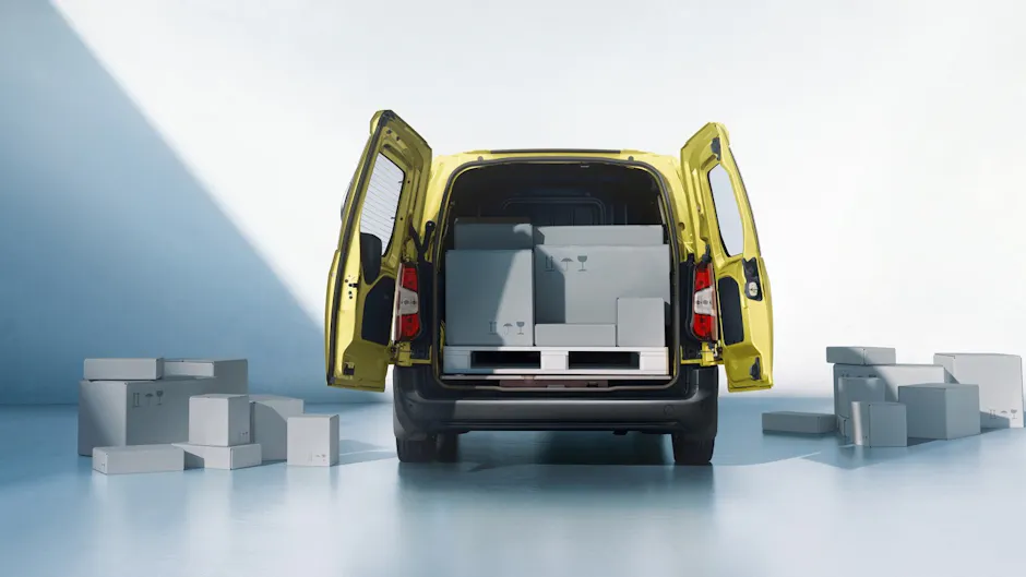 Vue arrière de l'Opel Combo Cargo avec portes ouvertes, europalette dans le compartiment de chargement