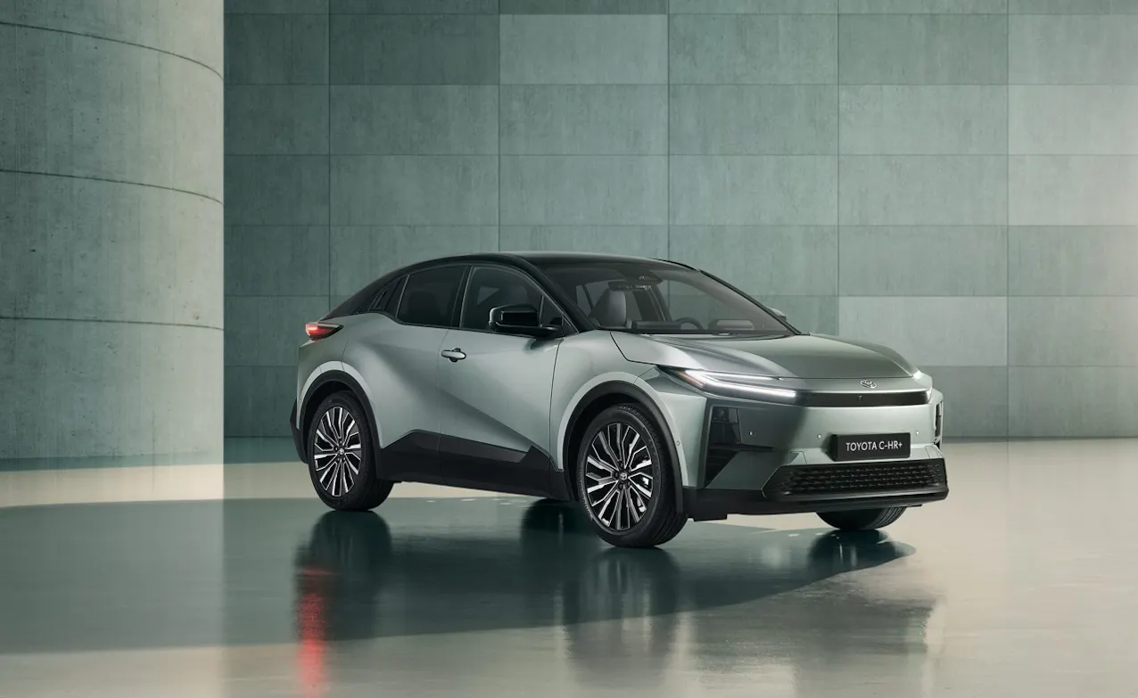 Toyota C-HR in verde argento, in un edificio moderno