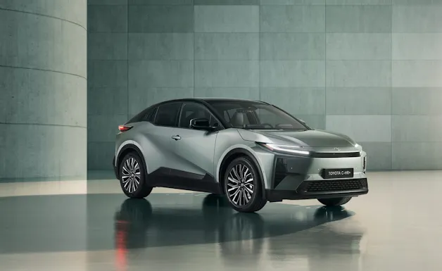 Toyota C-HR in verde argento, in un edificio moderno