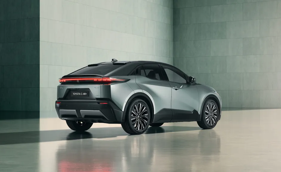 Toyota C-HR+ verde in studio
