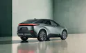 Toyota C-HR+ verde in studio