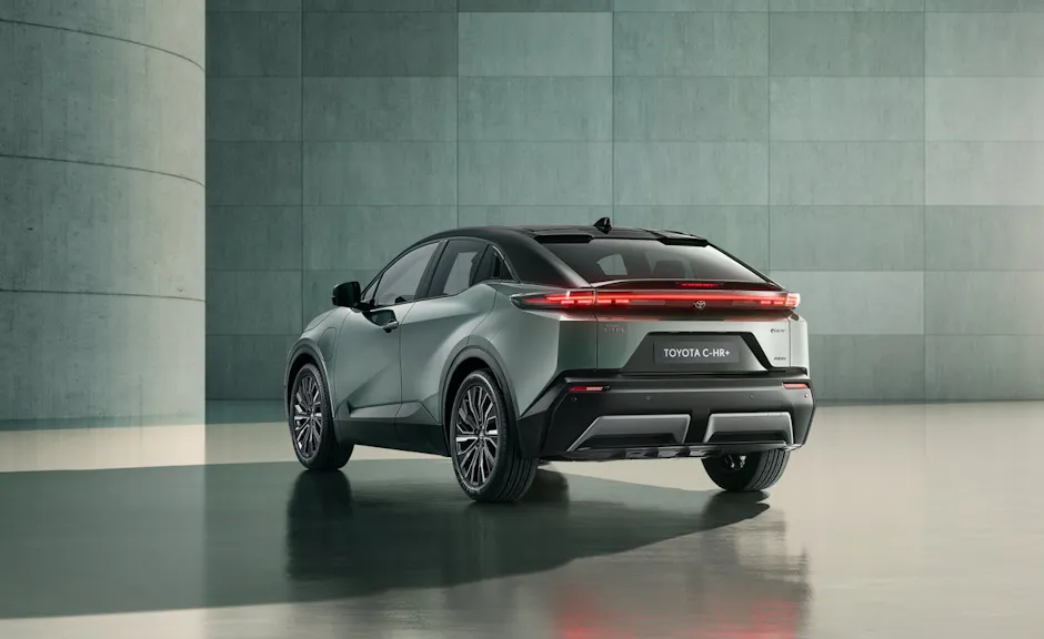 Toyota C-HR+ verde, vista posteriore in studio