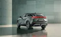 Toyota C-HR+ verde, vista posteriore in studio