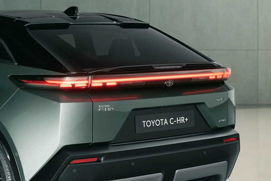 Toyota C-HR+ vista posteriore con fanalino di coda