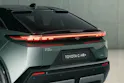 Toyota C-HR+ vista posteriore con fanalino di coda