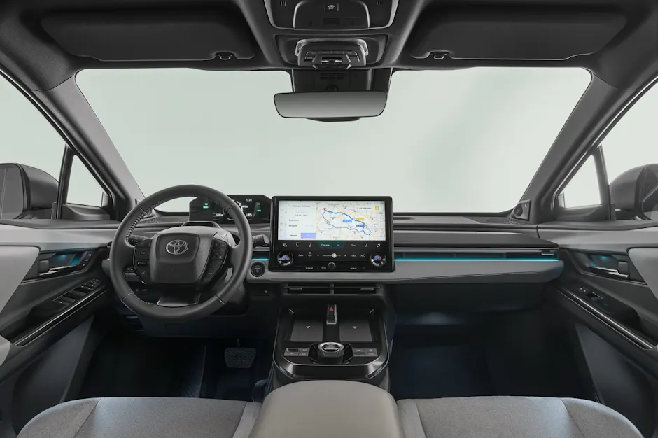 Toyota C-HR+ vista del cruscotto e dell'illuminazione ambientale