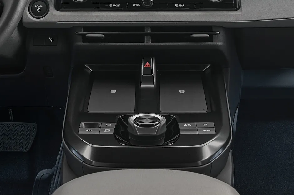 Interno del caricatore a induzione wireless Toyota bZ4X