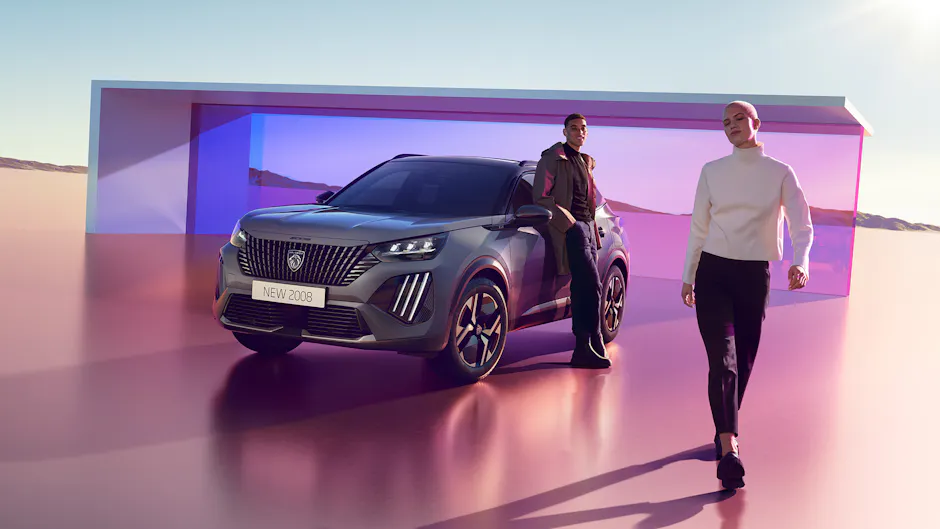 Neuer Peugeot 2008, 2 Models im VOrdergrund 