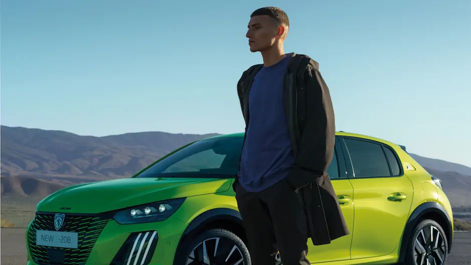 Peugeot E-208 en jaune en arrière-plan
