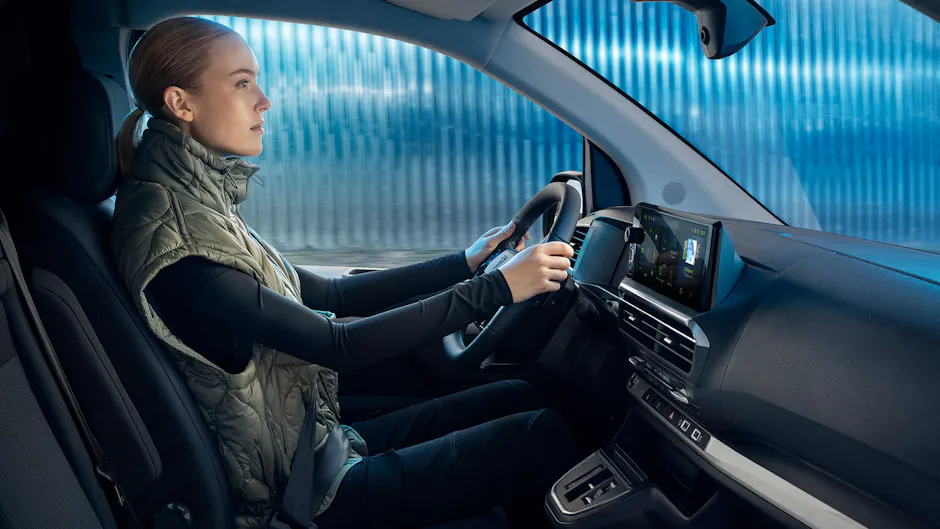 Femme au volant de la Peugeot Expert