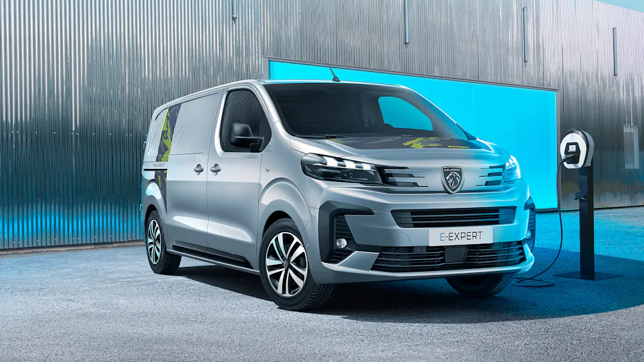 Peugeot E-Expert grise à la station de recharge