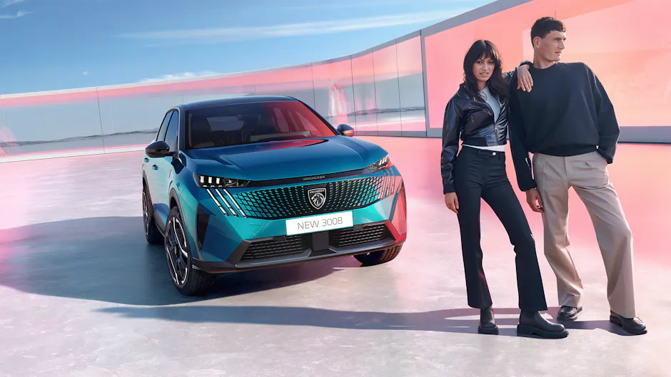 Neuer Peugeot 3008 in Blau, eine Frau und ein Mann stehen vor dem Auto, im Hintergrund eine moderne Wand