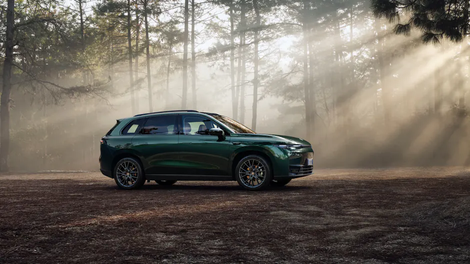 Leapmotor C10 verde nella foresta