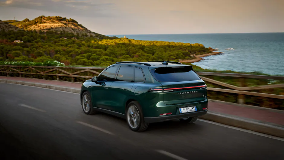 Il Leapmotor C10 verde da dietro